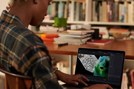 MacBook para edição de vídeos.