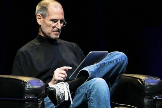 Conheça 5 livros que influenciaram Steve Jobs e moldaram sua trajetória.